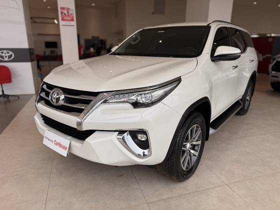 TOYOTA HILUX SW4 2.8 SRX 4X4 7 LUGARES 16V TURBO INTERCOOLER DIESEL 4P AUTOMÁTICO